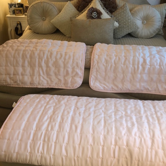 TAHARI beautiful sateen comforter/2 standard shams - Picture 5 of 14